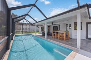 Outdoor pool, a heated pool - 632 Seagrape; Beach, Restaurants a few steps away (Marco Island)