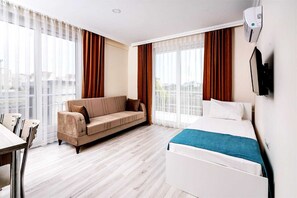 Svit Standard | Skrivbord, arbetsyta för laptop, mörkläggningsgardiner och ljudisolering