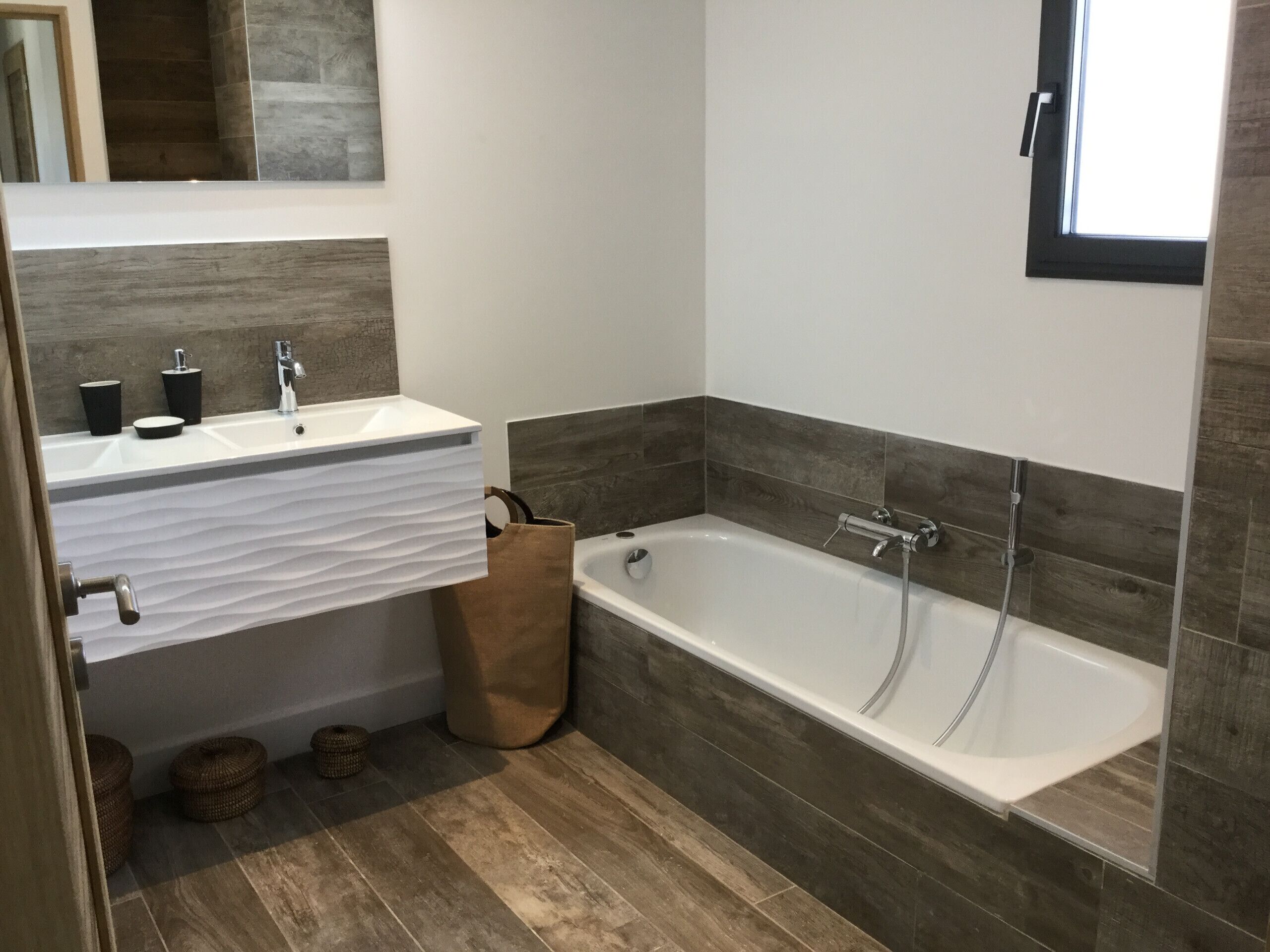 Combined shower/tub, hair dryer, towels