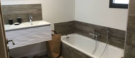 Ensemble baignoire-douche, séchoir à cheveux, serviettes fournies