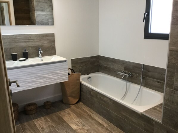 Ensemble baignoire-douche, séchoir à cheveux, serviettes fournies