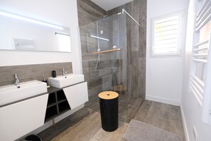 Combined shower/tub, hair dryer, towels