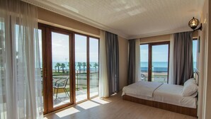Màn/rèm cản sáng, phòng cách âm, bàn ủi/dụng cụ ủi quần áo 