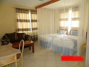 Tvåbäddsrum | Sängtillbehör av högsta kvalitet, memory foam-madrasser och skrivbord