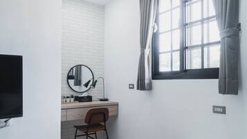 Gallery House, 2 Double Beds | Desk, laptop workspace, free WiFi, bed sheets