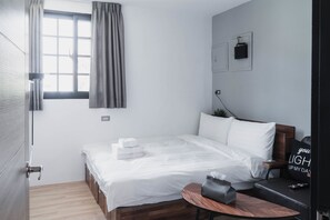 Casa Gallery, 2 letti matrimoniali | Una scrivania, postazione laptop, Wi-Fi gratuito, lenzuola