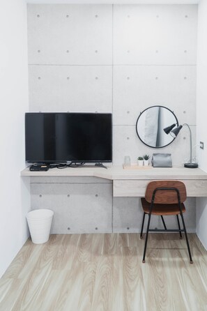 Escritorio, espacio para trabajar con laptop y wifi gratis