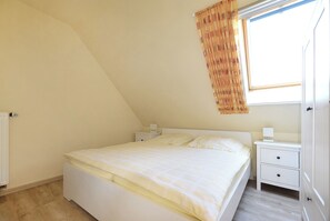 2 bedrooms, travel cot, free WiFi - Family-friendly terraced house, WiFi, sauna, pets allowed (Ostseebad Prerow)