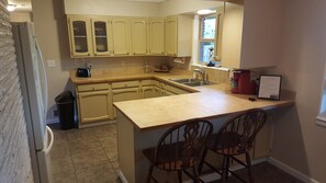 Fridge, microwave, oven, stovetop - West Yakima - Clean - Safe - Netflix - 4212 - ONWU-LLC (Yakima)