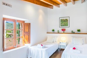 2 bedrooms, iron/ironing board, internet, bed sheets