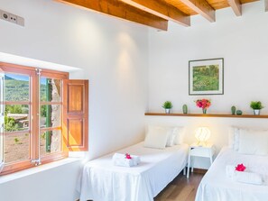 2 bedrooms, iron/ironing board, internet, bed sheets