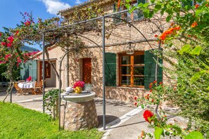 Outdoor dining - Captivating Mallorcan Villa With A Pool In Soller. Up to 4 Guests (Sóller)