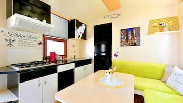 Economy Mobile Home | Private kitchen | Fridge, stovetop, cookware/dishes/utensils