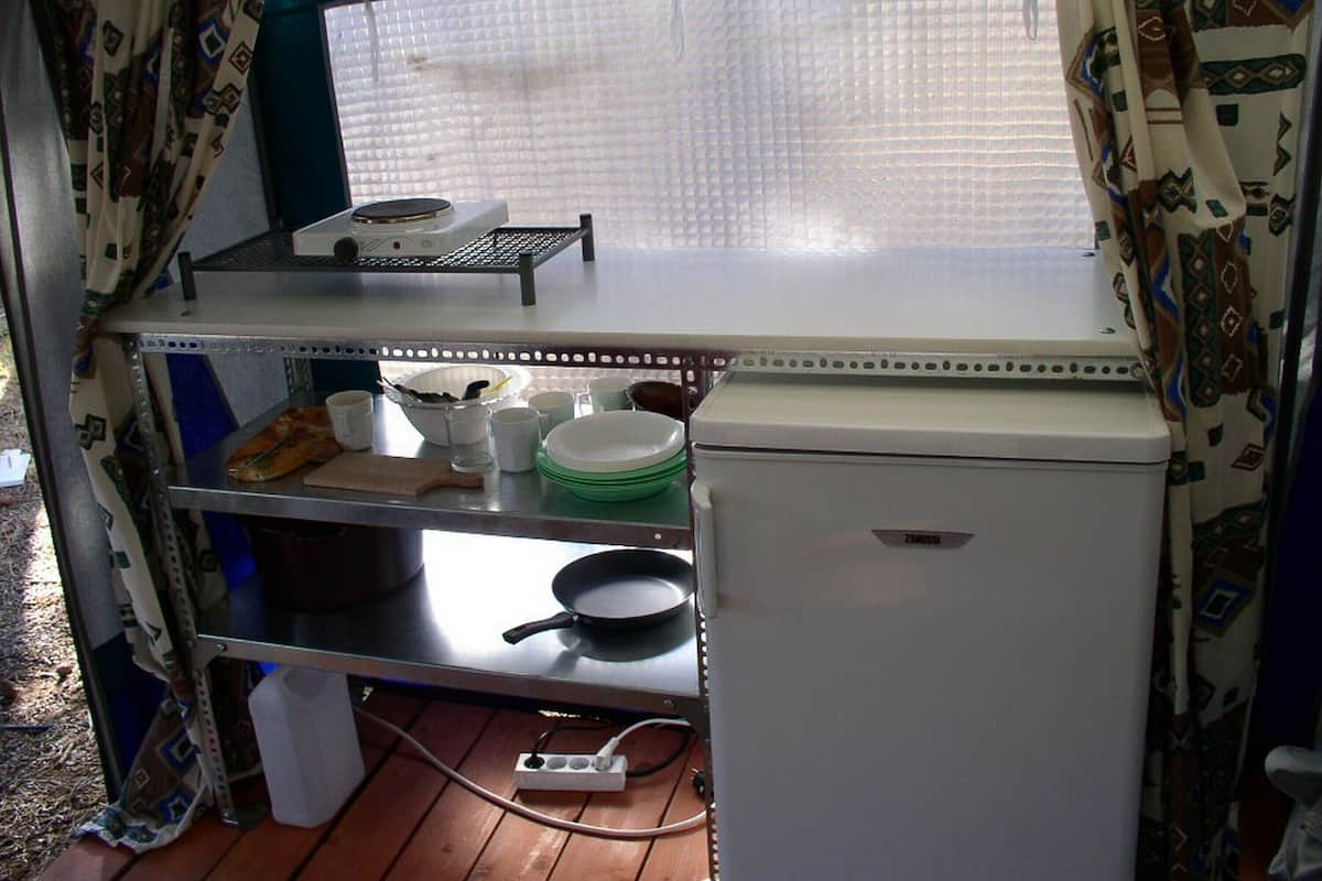 Tente, salle de bains commune | Coin cuisine privé