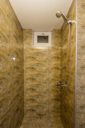 Shower - Central Apartment Close to Marjanishvili/Fabrika (Didube-Chugureti)