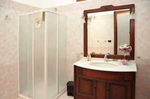 Superior Apartment, 1 Bedroom (Vista Agrumi) | Bathroom | Shower, free toiletries, hair dryer, bathrobes - Vacanze al Minci (Giurdignano)