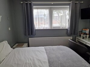 Twin Room | Individually decorated, individually furnished, iron/ironing board