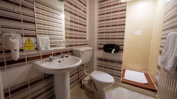 Double Room | Bathroom | Combined shower/bathtub, rainfall showerhead, free toiletries