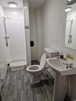 Double Room | Bathroom | Combined shower/bathtub, rainfall showerhead, free toiletries