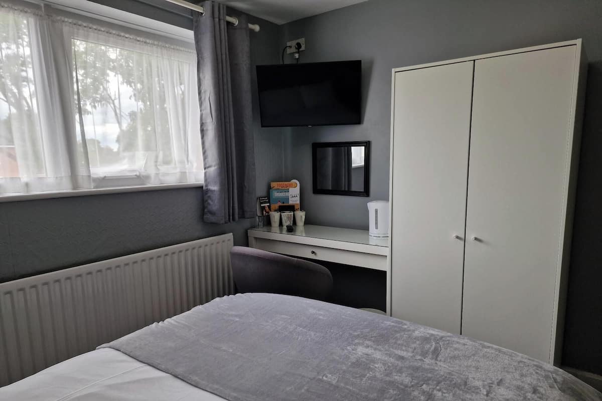 Double Room | Individually decorated, individually furnished, iron/ironing board
