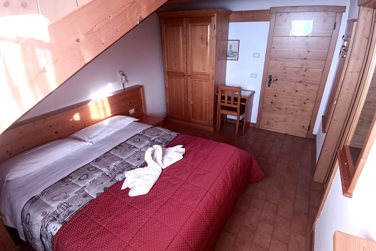Escritorio, cortinas blackout, wifi gratis y ropa de cama