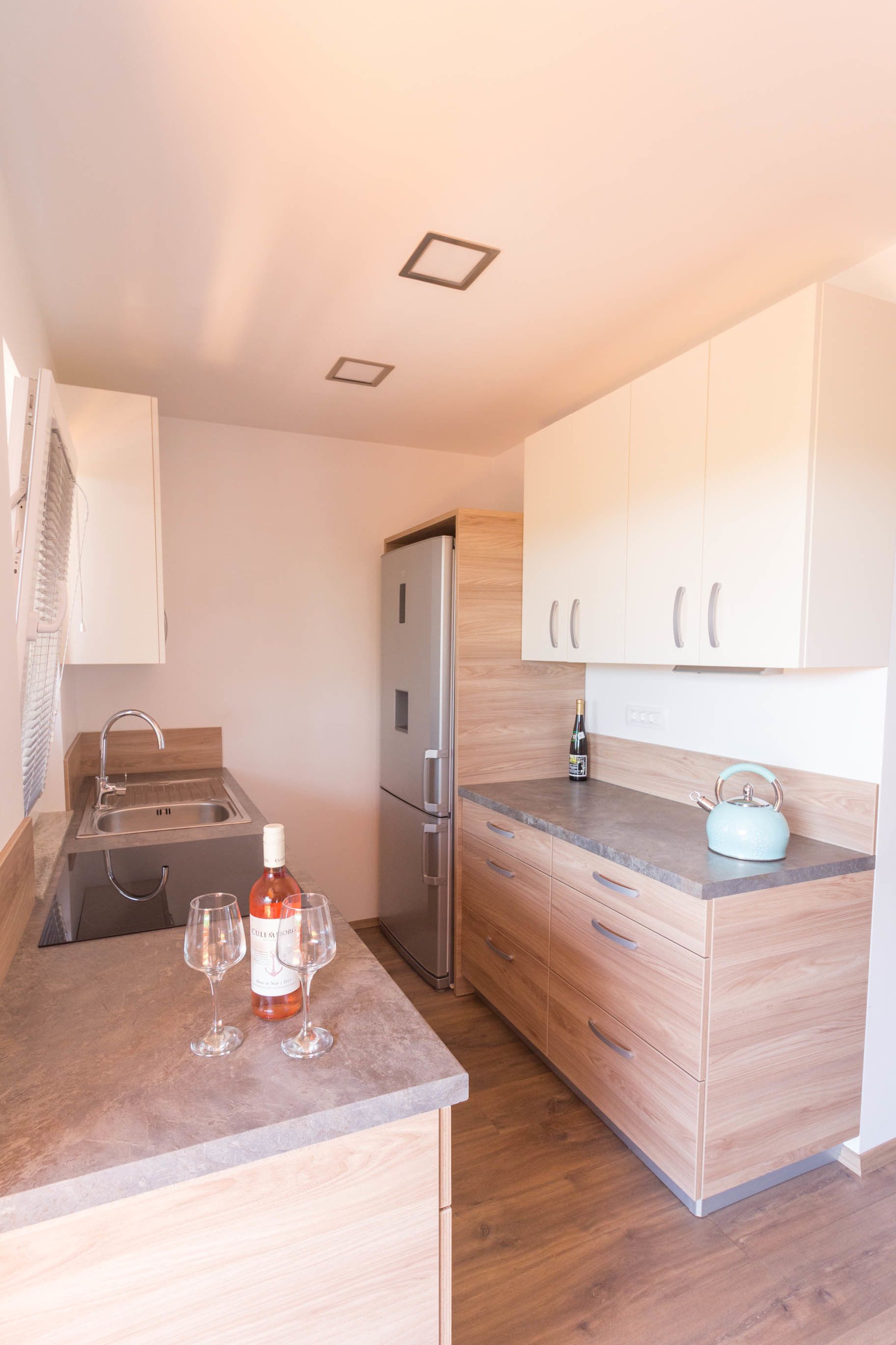 Mobile home 6 persons | Private kitchen | Fridge, microwave, oven, stovetop