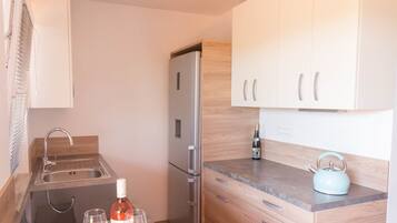 Mobile home 6 persons | Private kitchen | Fridge, microwave, oven, stovetop
