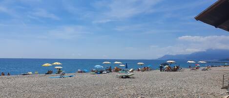 Sur la plage, chaise longue