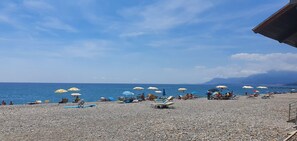 Plage, chaises longues