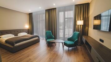 Classic Double Room | Minibar, in-room safe, laptop workspace, iron/ironing board