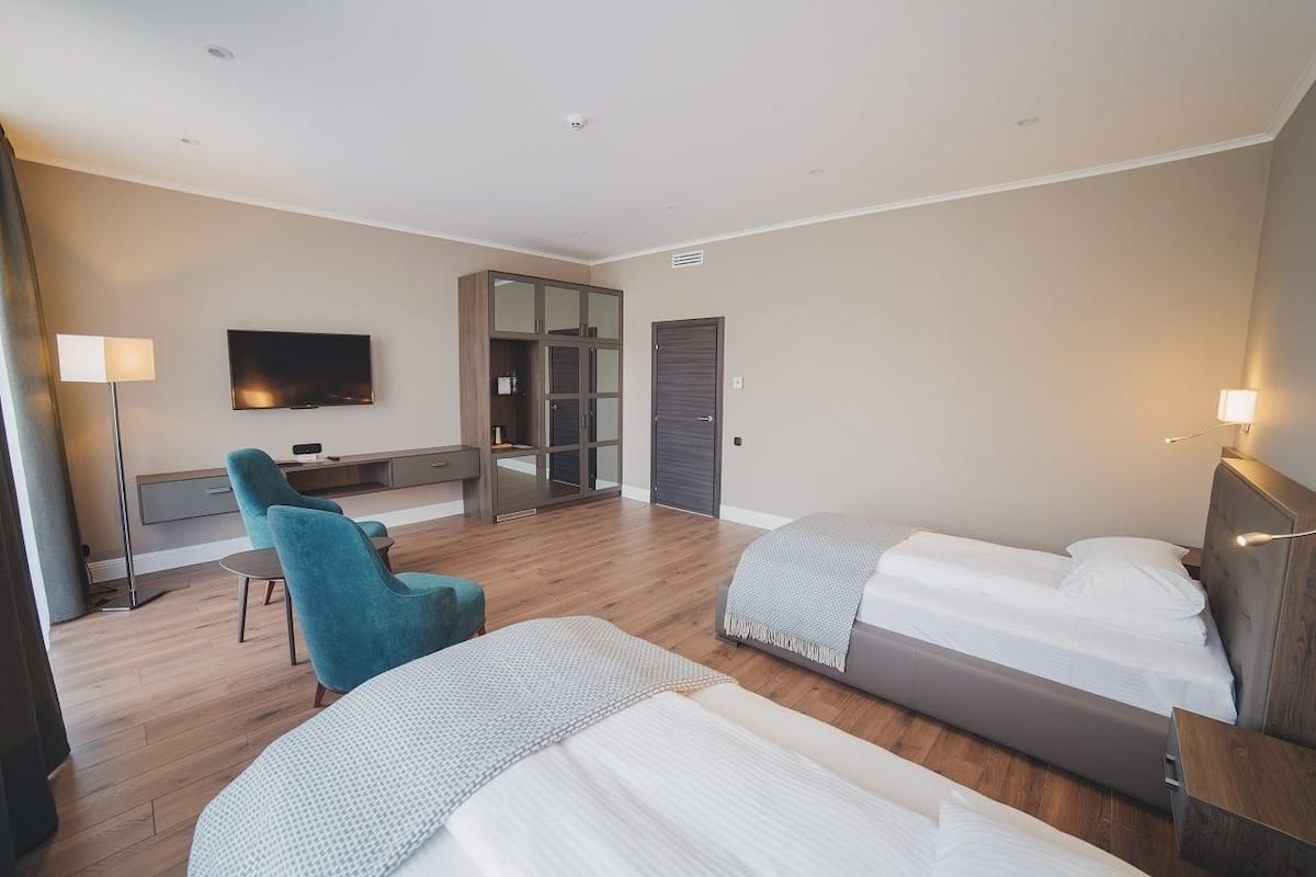 Familien-Vierbettzimmer | Minibar, Zimmersafe, laptopgeeigneter Arbeitsplatz