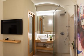 Superior Suite, 1 Queen Bed, Courtyard View, Tower (301) | Bathroom | Shower, free toiletries, hair dryer, bidet