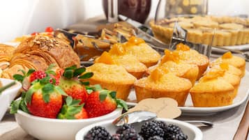 Una bandeja con una variedad de pasteles y frutas.