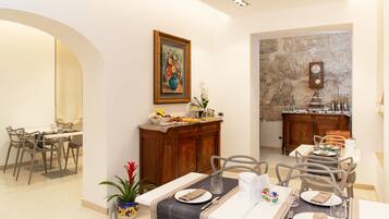 Se ofrece un desayuno continental (13 EUR por persona)