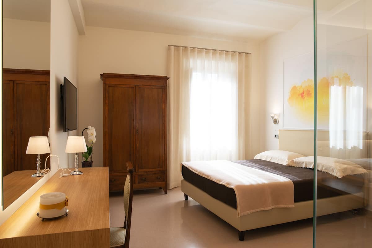 Deluxe Double Room (202) | 1 bilik tidur, gebar bulu kapas, bar mini, peti besi dalam bilik