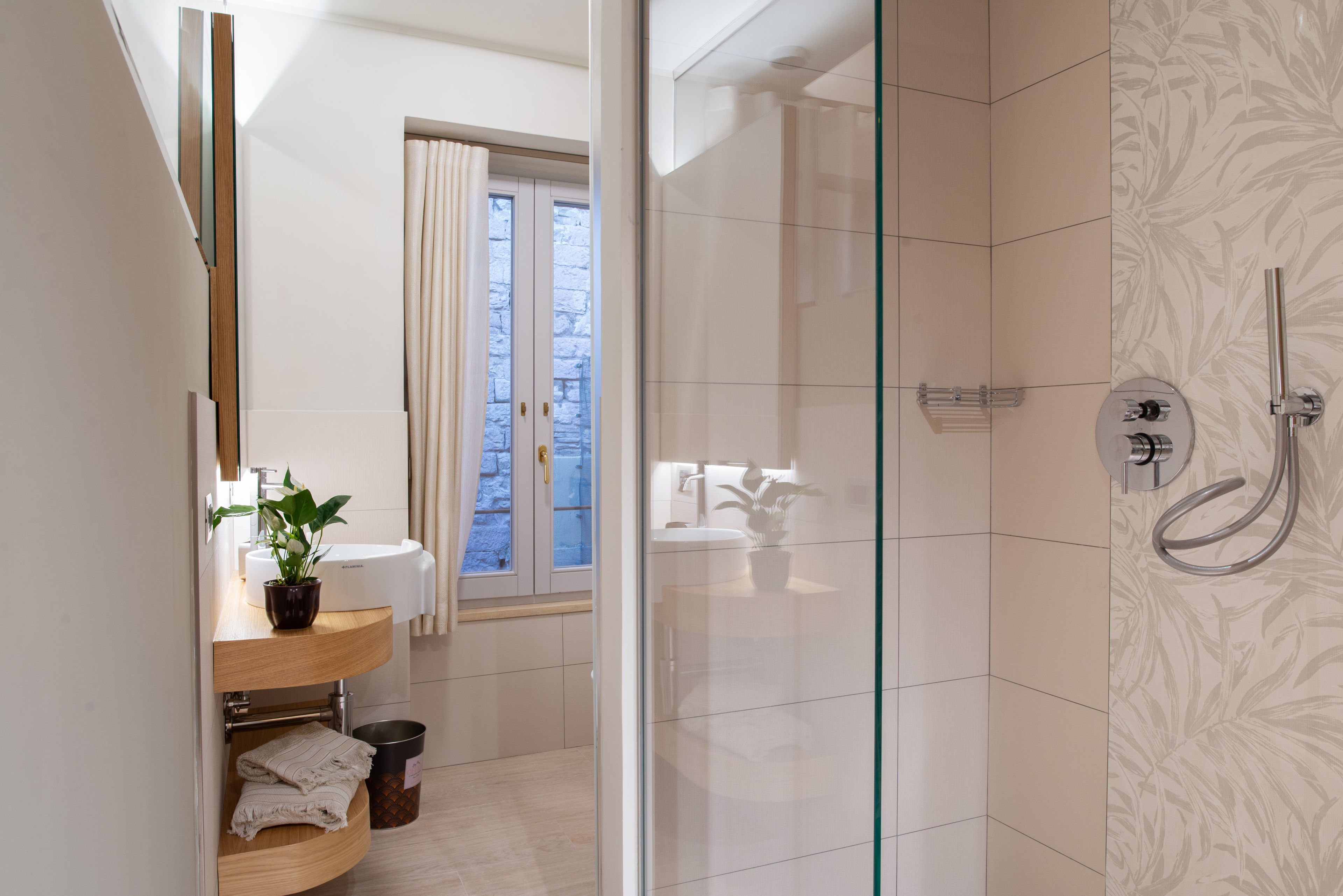 Junior Room (302) | Bathroom
