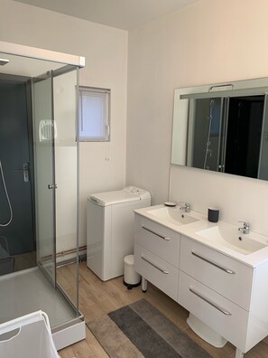 Douche, séchoir à cheveux, papier de toilette