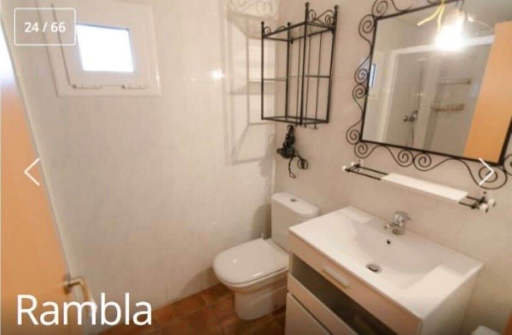 Een haardroger, handdoeken