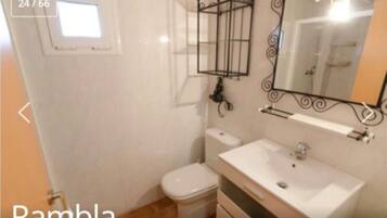 Een haardroger, handdoeken