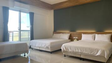 Family Room (301) | Desk, rollaway beds (surcharge), WiFi (free), bed sheets