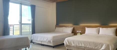 Familierom (301) | Skrivebord, ekstrasenger (mot et tillegg), wi-fi (inkludert) og sengetøy