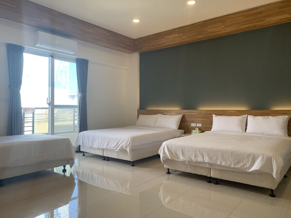 Family Room (301) | Desk, rollaway beds, free WiFi, bed sheets - Kai Feng B&B (Taitung)