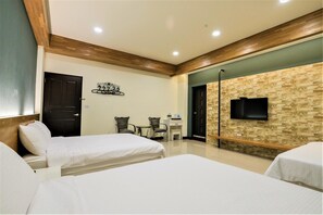 Desk, rollaway beds, free WiFi, bed sheets - Kai Feng B&B (Taitung)