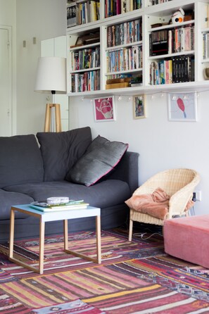 Televisie, een dvd-speler, boeken en een muziekbibliotheek