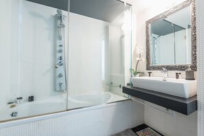 Baignoire, sèche-cheveux, savon, shampoing