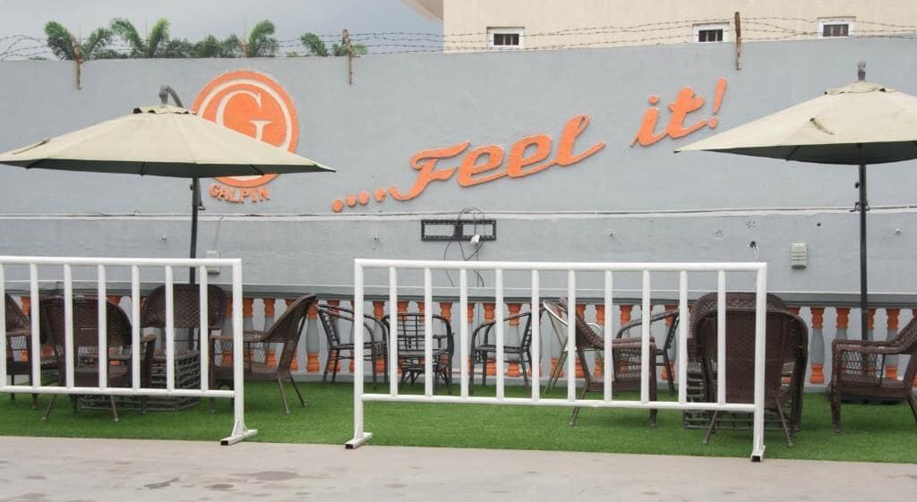 Phục vụ bữa sáng, bữa trưa, bữa tối, món địa phương và quốc tế 