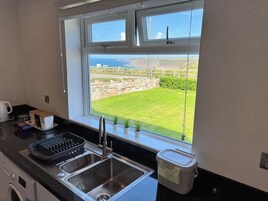 Family House, 3 Bedrooms, Non Smoking (Grassmead) | Private kitchen | Full-size fridge, microwave, oven, stovetop