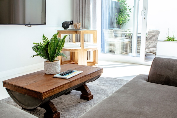 Deluxe Apartment | Living area | Flat-screen TV