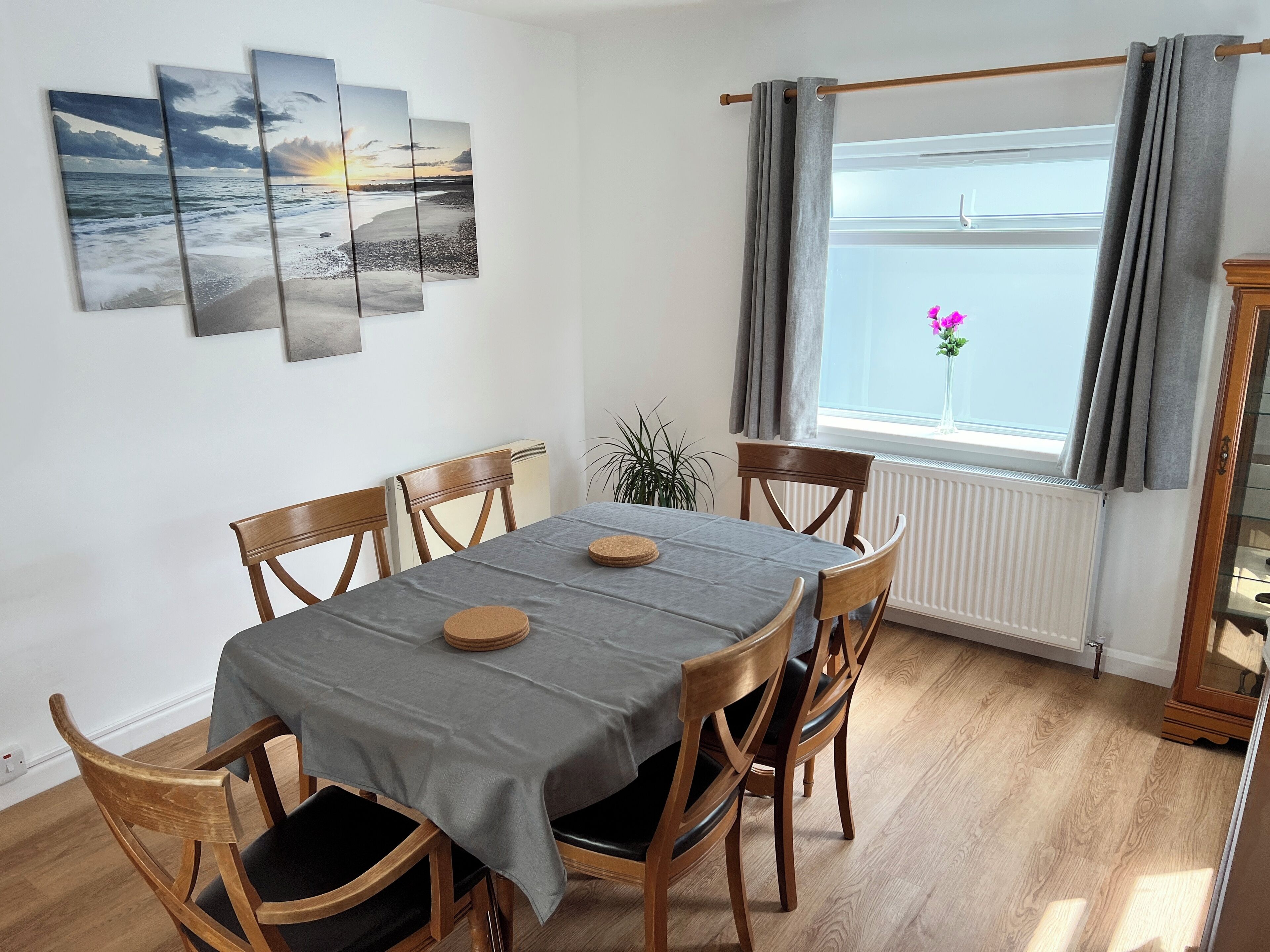 Family House, 3 Bedrooms, Non Smoking (Grassmead) | In-room dining