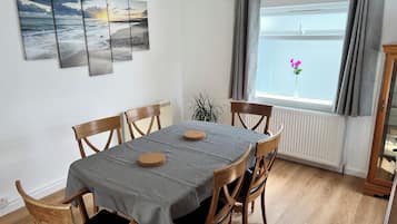 Family House, 3 Bedrooms, Non Smoking (Grassmead) | In-room dining